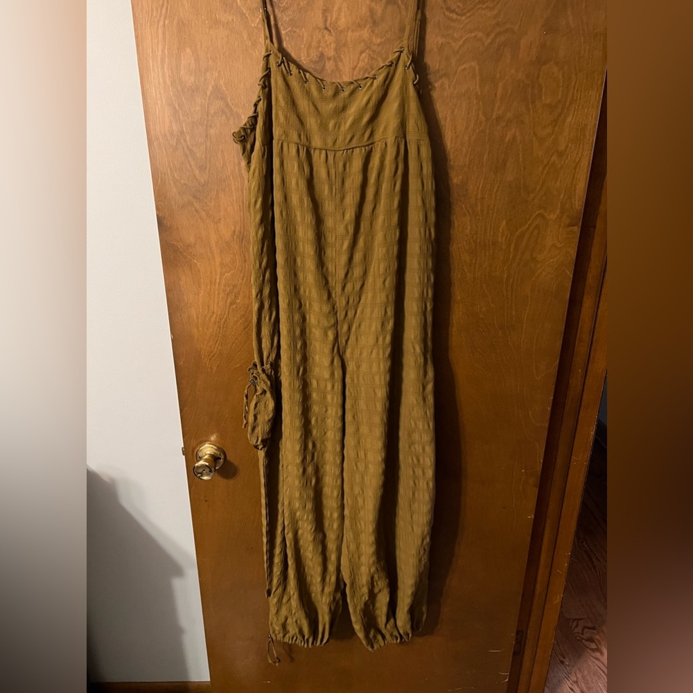 Free people jumpsuit size large, perfect for maternity as it is a loose fit